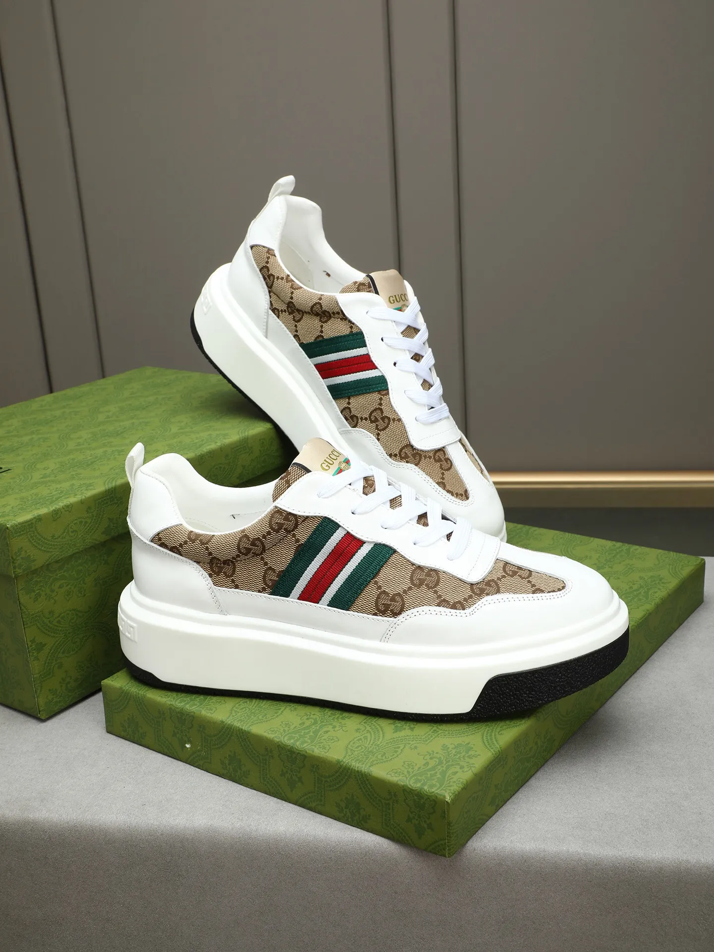 Men's shoes 💰480 New men's shoes GUCCI Fashion trend Made of first-layer calfskin ➕ washed sheep lining! The foot feels super comfortable and the workmanship is impeccable. Foam ultra-light outsole, size: 38-44 (45 customized) 4 colors to choose from!